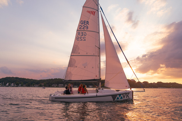 Aira 22 beim Sonnenuntergang in Pastellfarben beim Sunset Sailing auf der Kieler Förde