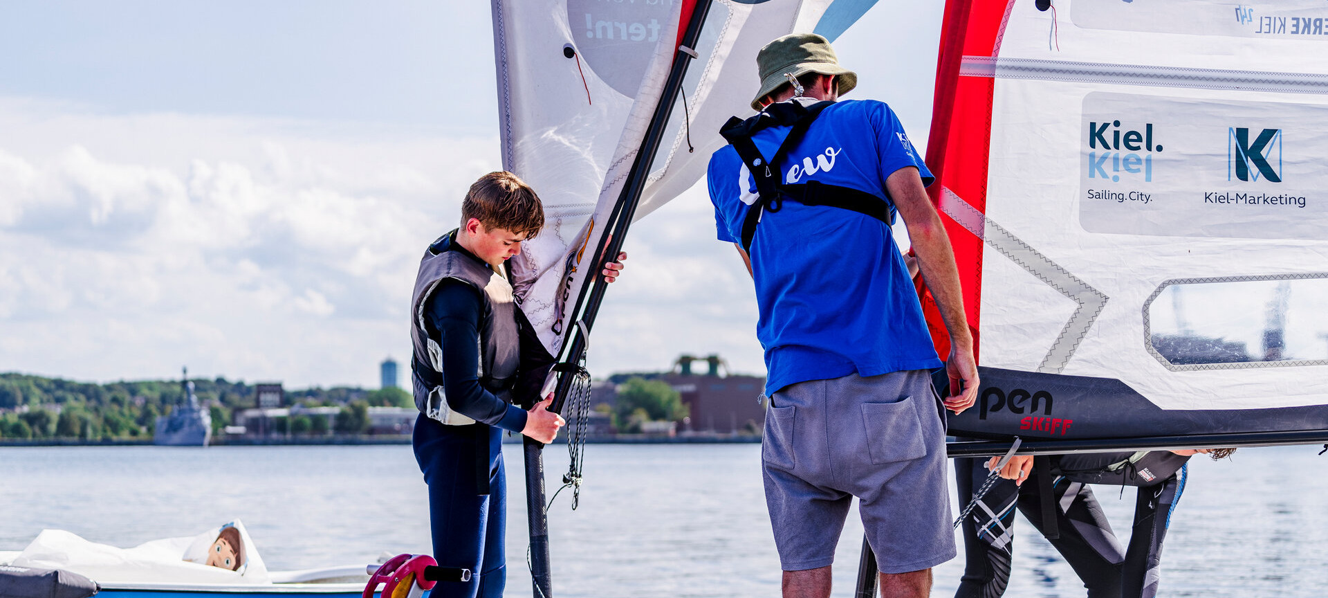 Segeltrainer und junger Segler