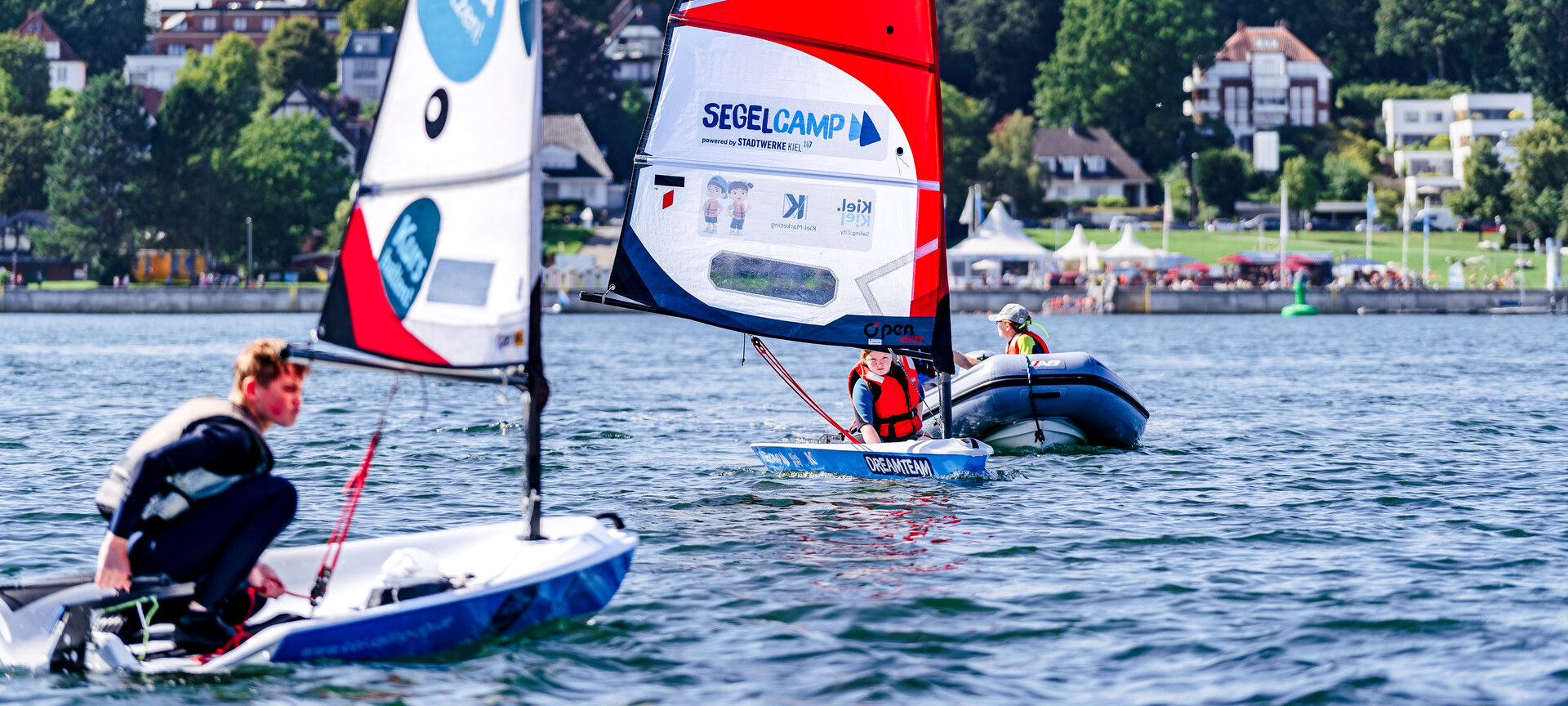 Jugendliche segeln auf O'pen SKIFF