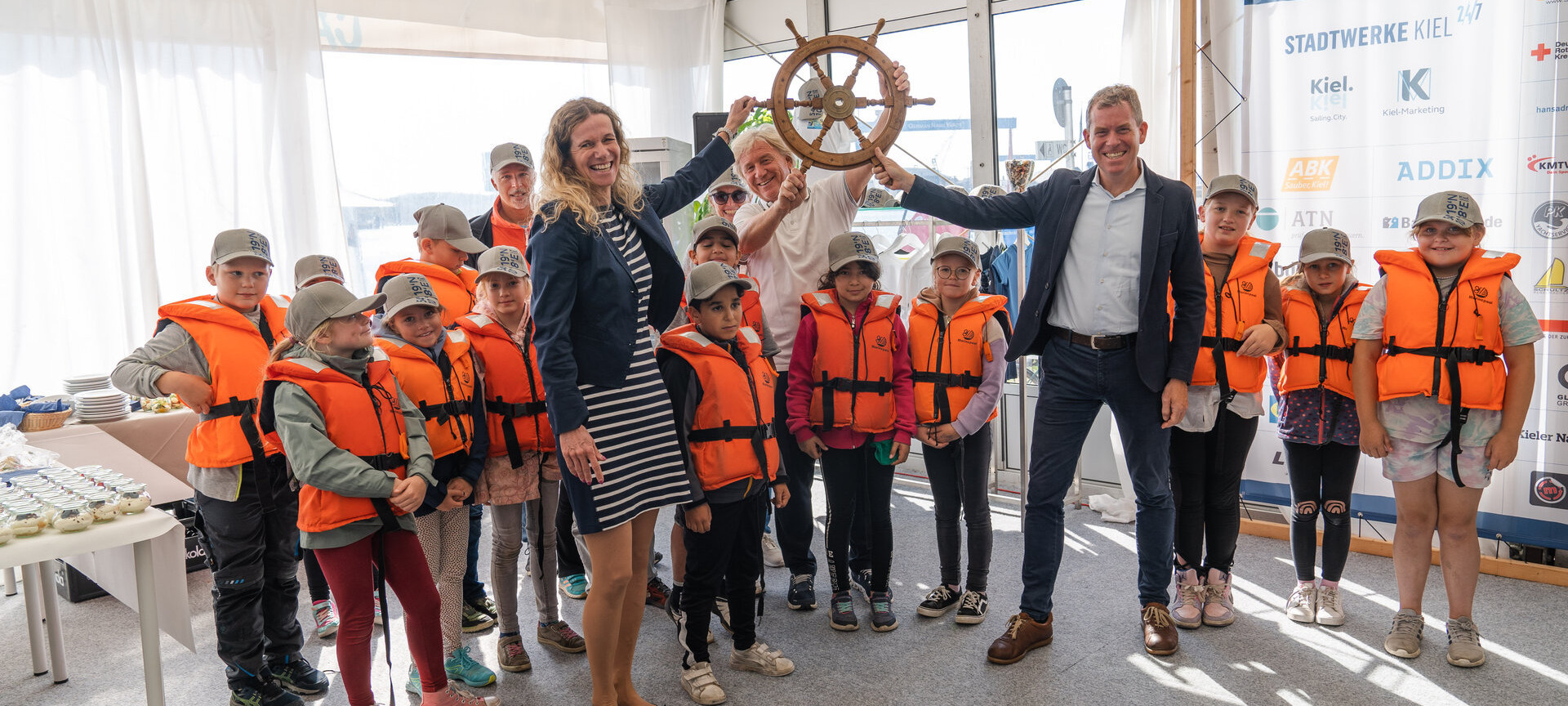 Große Gruppe beim Abschluss des Segelcamps