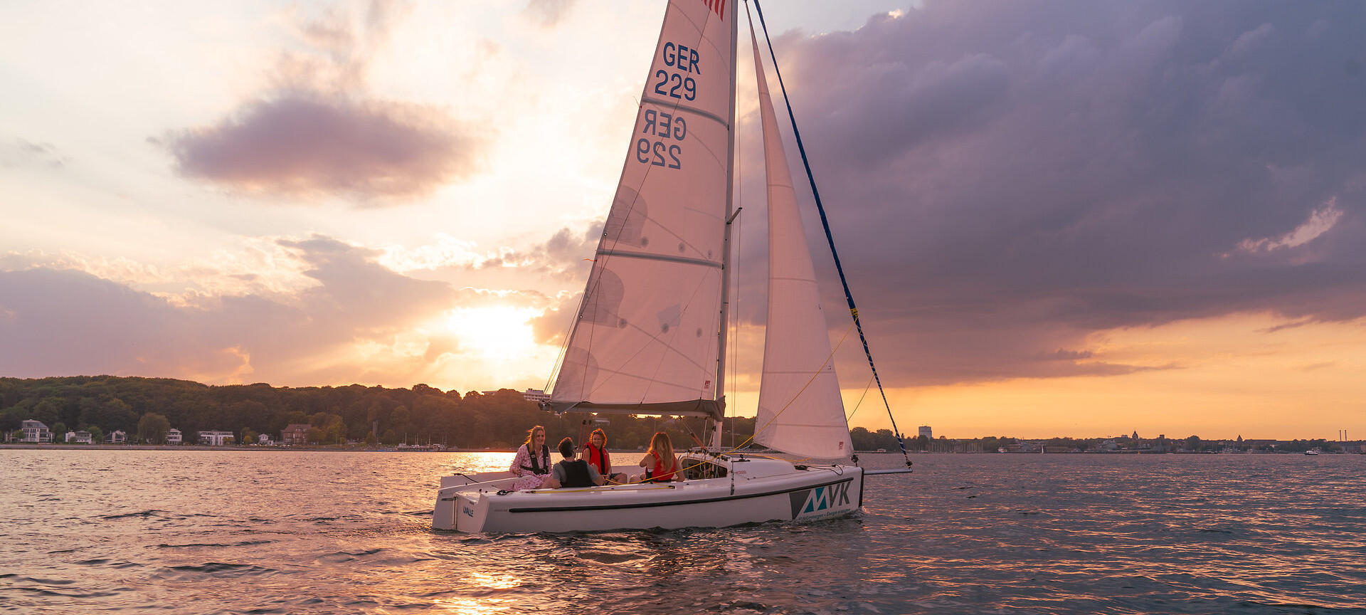 Aira 22 mit Segeltrainer und drei Gäste auf der Kieler Förde