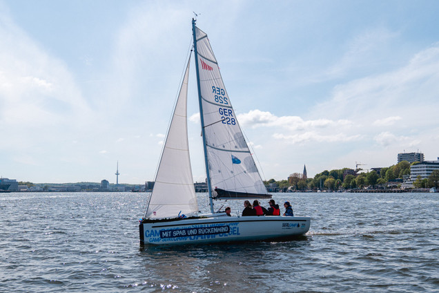 Aira 22 von dem Segelcamp Kiel auf der Kieler Förde