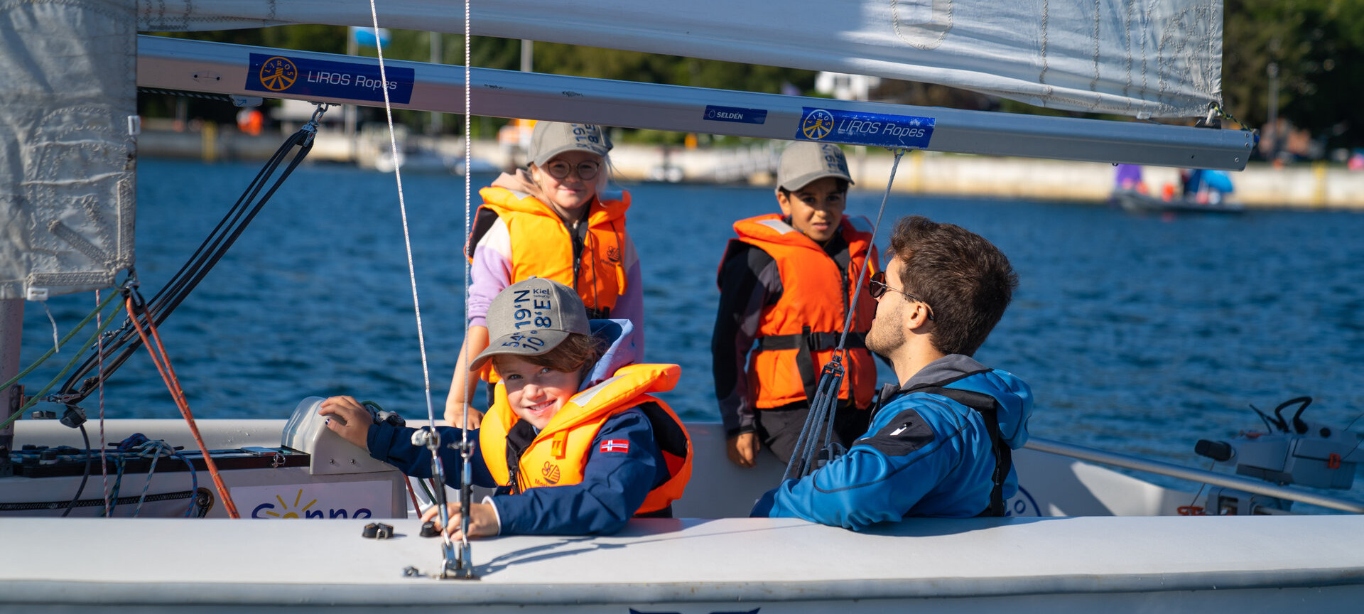 Vier Menschen auf Segelboot