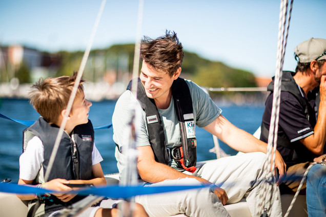 Vater und Kind beim Segeln mit dem Segelcamp Kiel