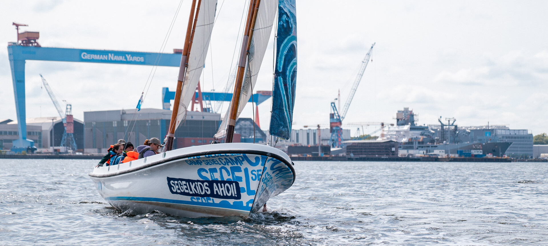 Gruppe segelt auf einem Kutter in der Kieler Förde