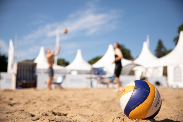 Volleyball auf Beachvolleyballfeld