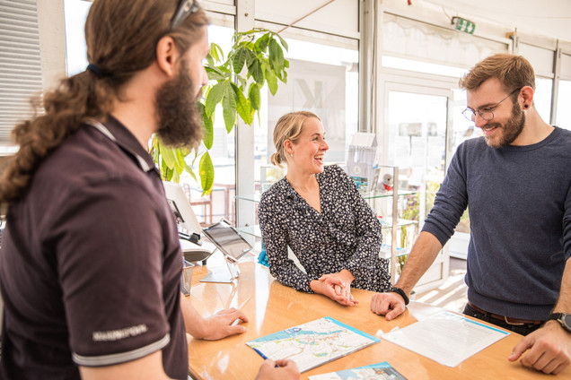 Servicekraft und Gäste