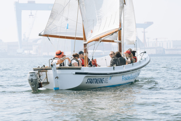 Gruppe auf Kutter bei einer Stadtrundfahrt