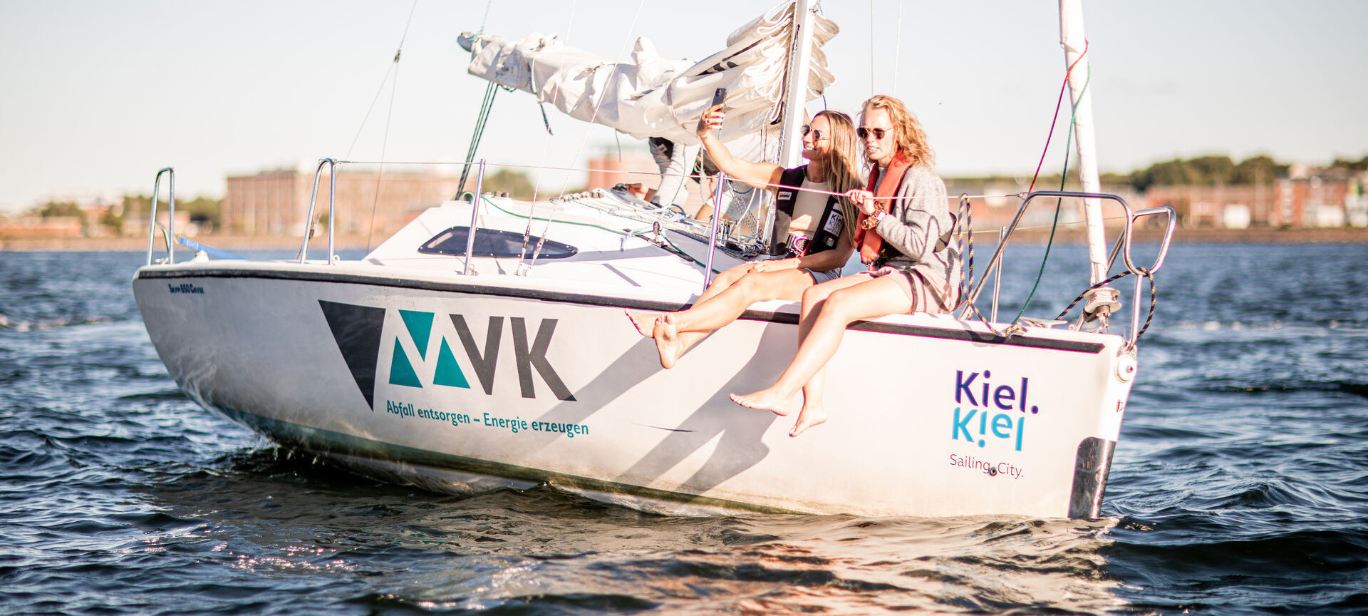 Zwei Frauen auf einer Skippi Yacht an der Kieler Förde