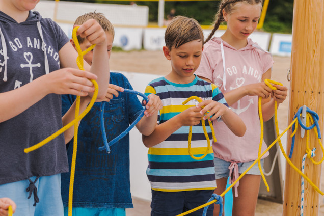 Kind beim Knoten-Training im Segelcamp Kiel