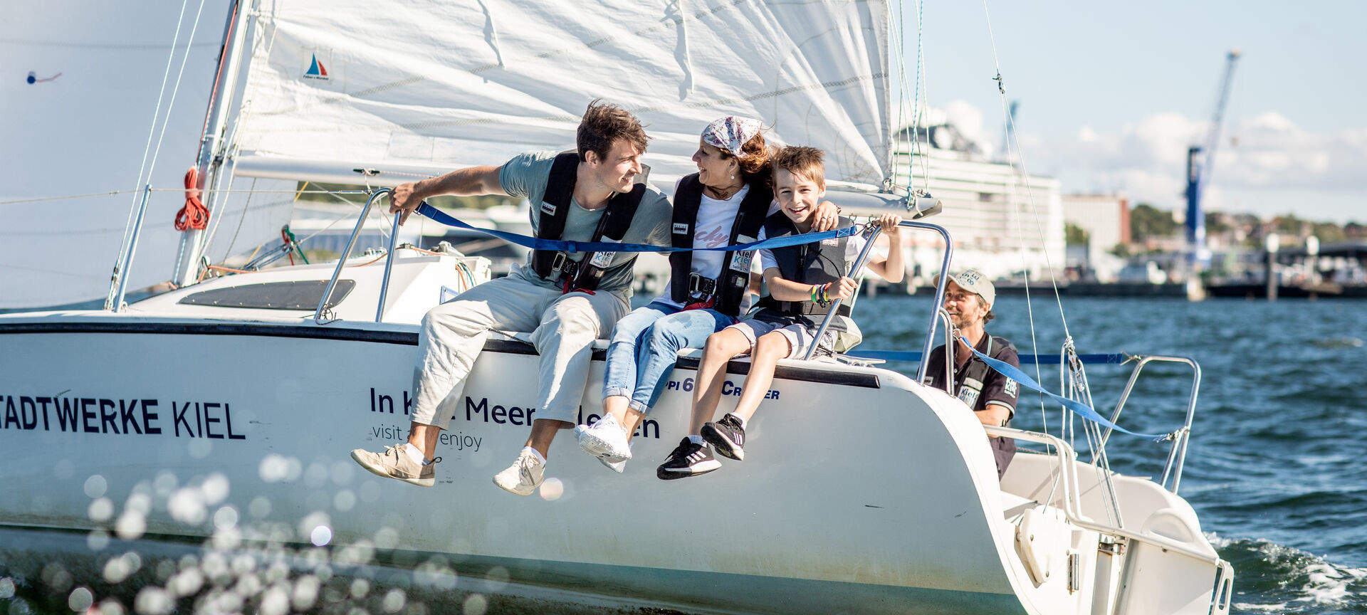 Familie segelt auf der Skippi Yacht in der Kieler Förde
