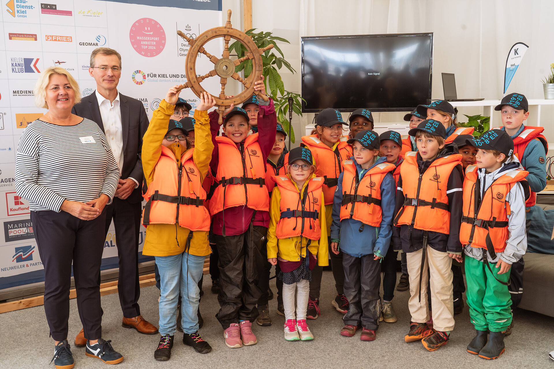 Große Gruppe beim Abschluss des Segelcamps