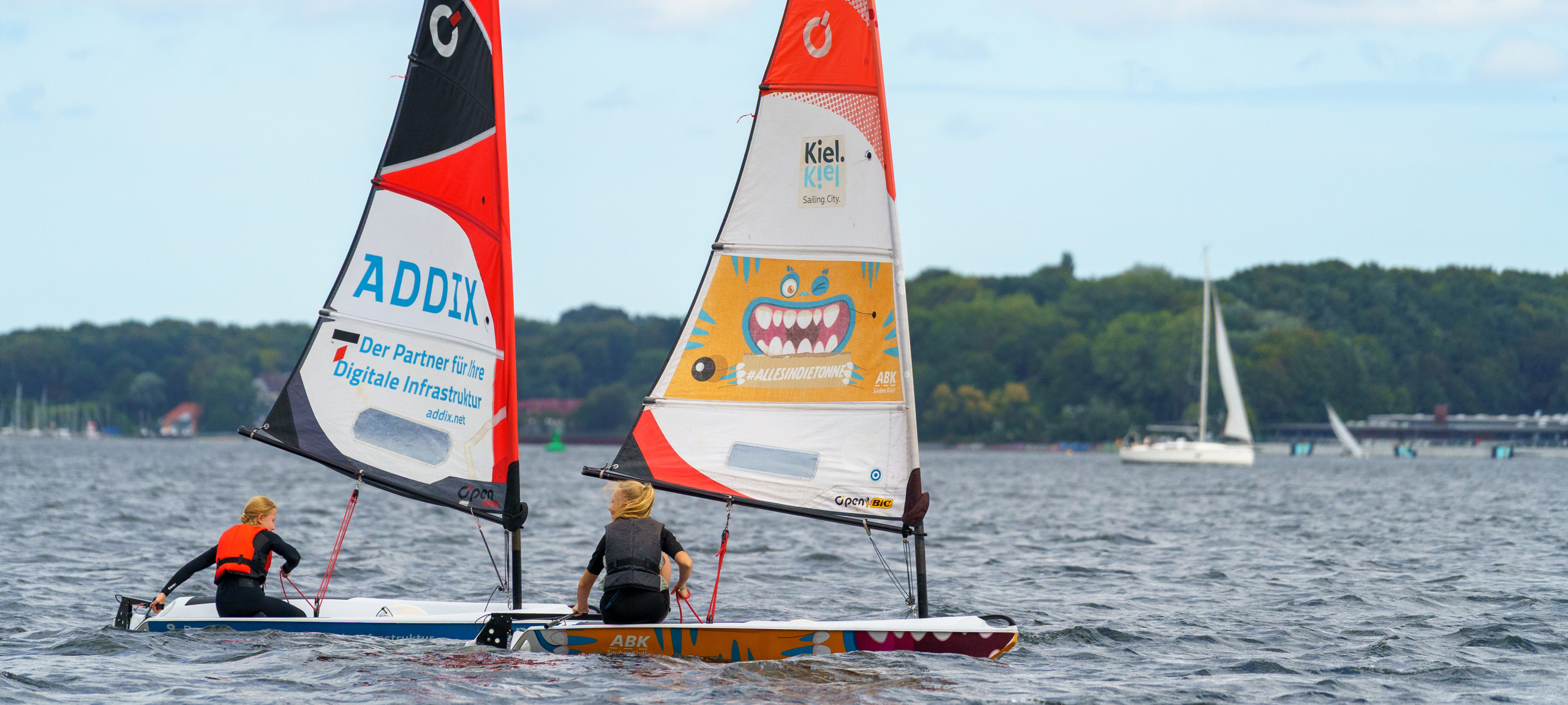 Seglerin auf O'pen Skiff an der Kieler Förde