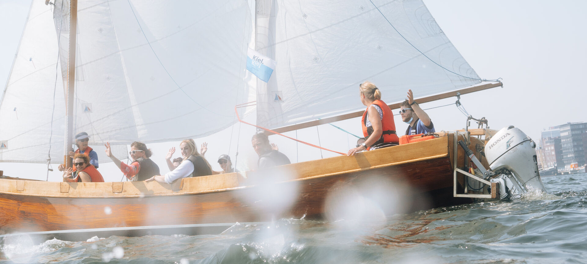 Gruppe segelt auf einem Kutter in der Kieler Förde