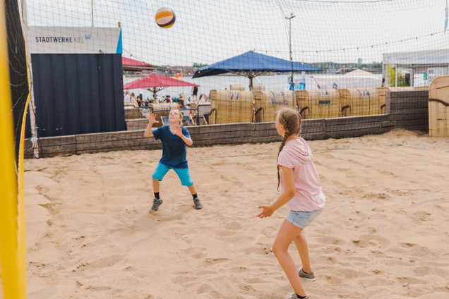 Zwei Kinder spielen Beach-Volleyball im Segelcamp Kiel