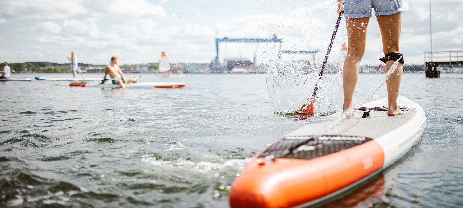 Menschen auf SUP Boards in der Kieler Förde