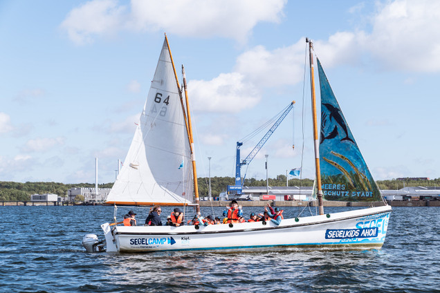 Kutter mit Schulklasse auf der Kieler Förde