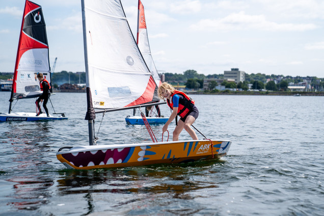 Drei Jungs jeweils auf einem O'pen Skiff in einem Kurs vom Segelcamp Kiel