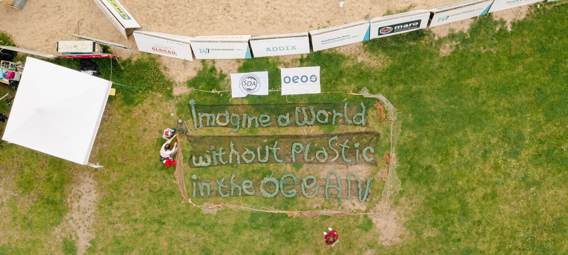 Luftaufnahme von Wiese mit Schriftzug