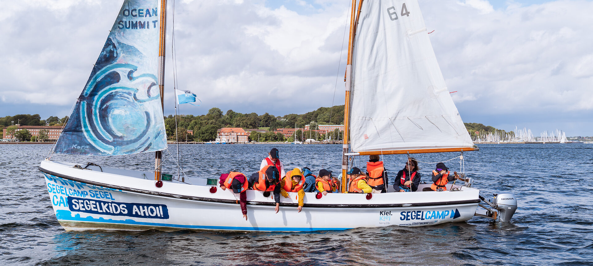 Jugendliche segeln auf O'pen SKIFF