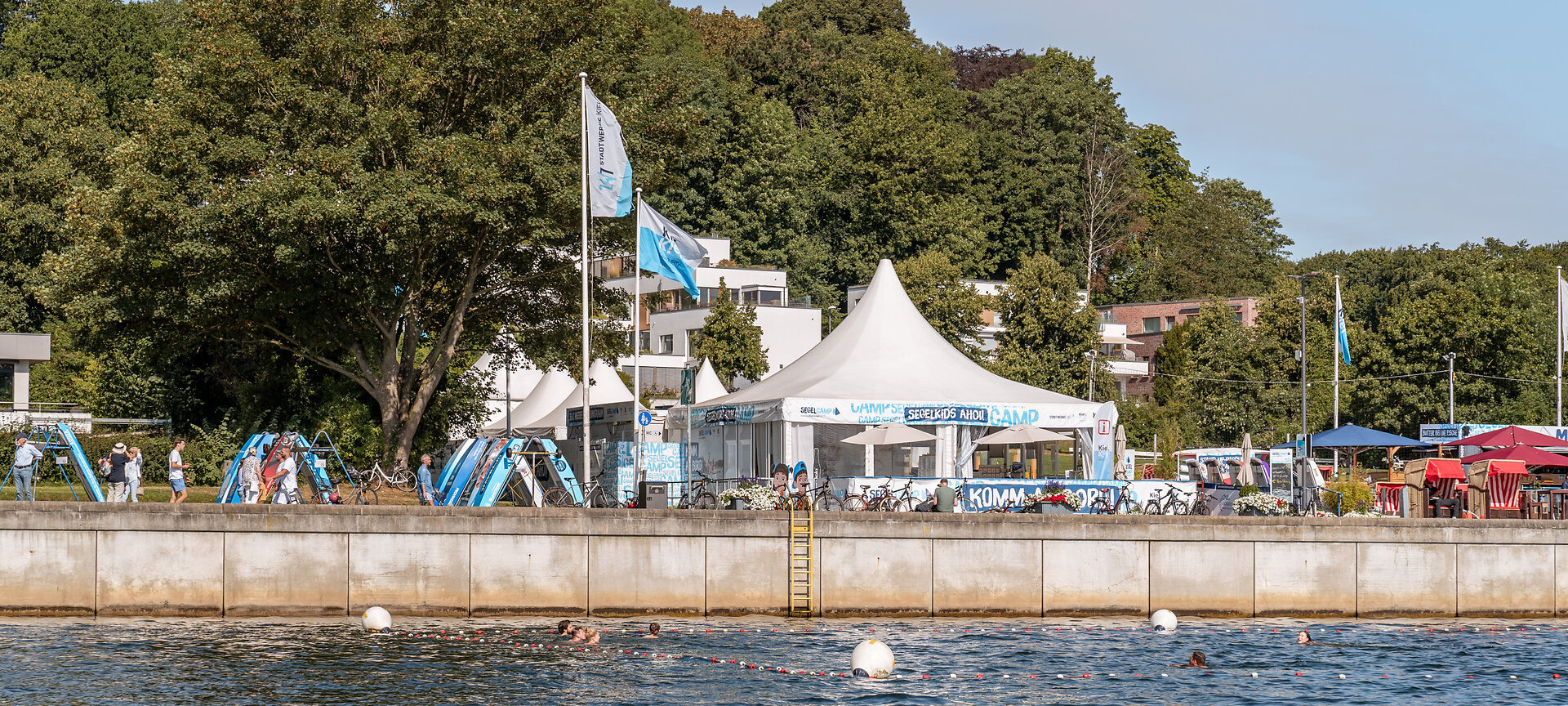 Segelcamp vom Wasser aus